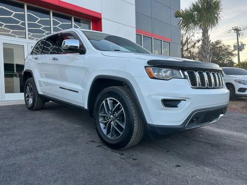 Used 2017 Jeep Grand Cherokee Limited image 3