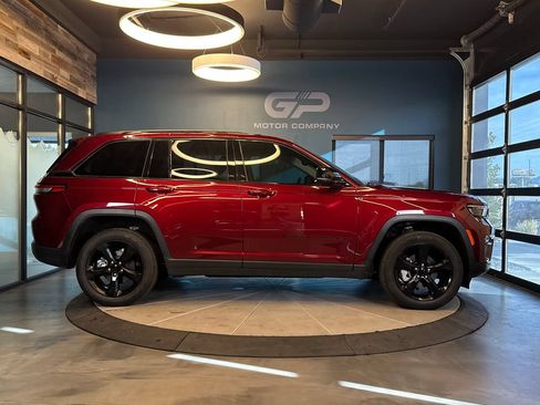 Used 2023 Jeep Grand Cherokee Limited w/ Black Appearance Package AWD/4WD image 2