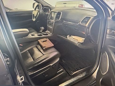 Used 2018 Jeep Grand Cherokee Overland w/ Jeep Active Safety Group image 15