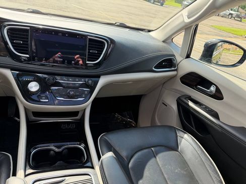 Used 2022 Chrysler Pacifica Limited AWD/4WD image 25
