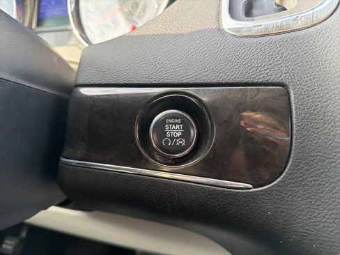 Used 2016 Chrysler Town & Country Touring-L image 35