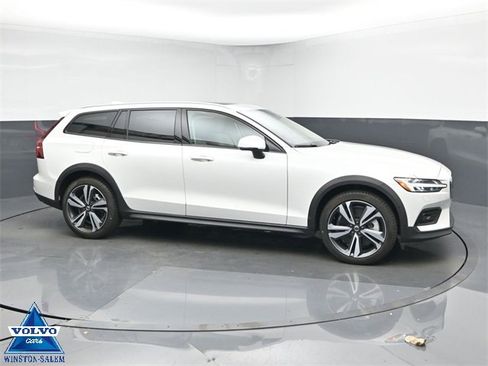 Used 2024 Volvo V60 B5 Cross Country Plus image 1