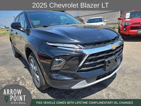 Used 2025 Chevrolet Blazer LT FWD image 2