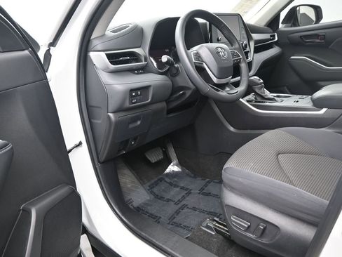 Used 2024 Toyota Highlander LE image 14