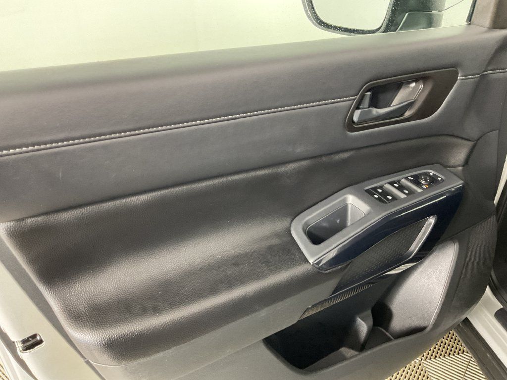 Used 2025 Nissan Pathfinder SV AWD/4WD image 16