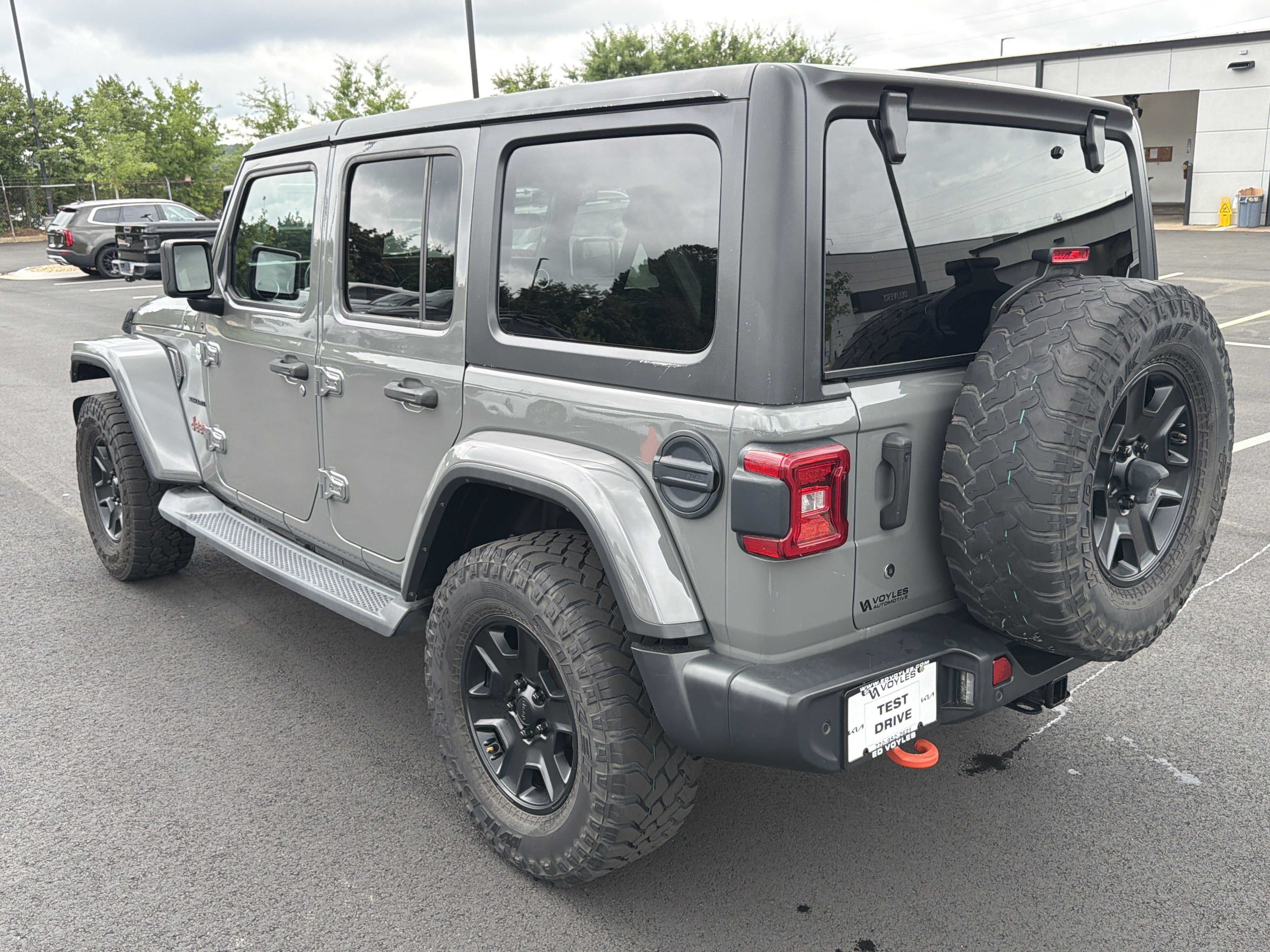 Used 2018 Jeep Wrangler Unlimited Sahara AWD/4WD image 5