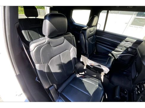 Used 2021 Jeep Grand Cherokee L Overland w/ Luxury Tech Group IV AWD/4WD image 27
