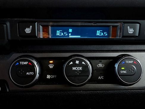 Used 2020 Toyota Tacoma TRD Sport AWD/4WD image 34