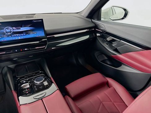 Used 2025 BMW 530i w/ Premium Package image 24