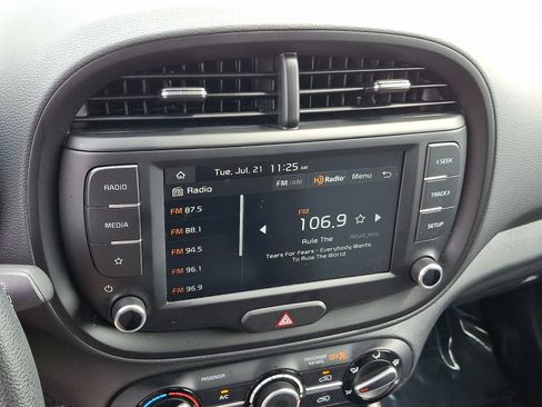 Certified 2025 Kia Soul LX w/ LX Technology Package FWD image 16