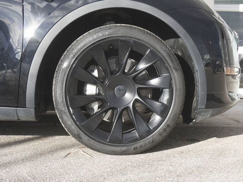 Used 2023 Tesla Model Y Long Range image 34