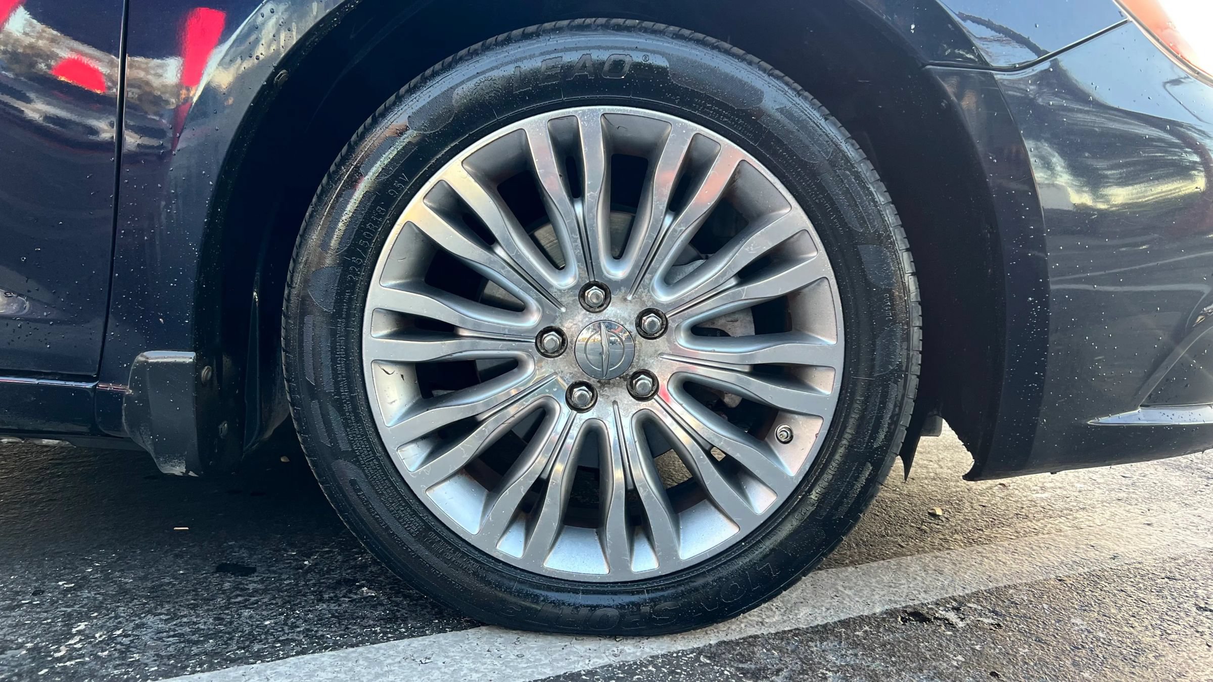 Used 2011 Chrysler 200 Limited FWD image 4