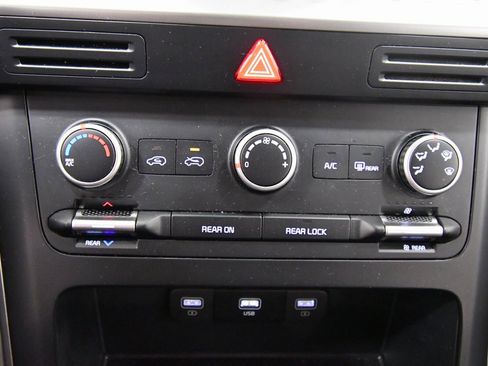 Certified 2024 Kia Carnival LX image 26