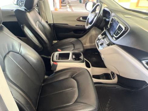 Used 2017 Chrysler Pacifica Touring-L Plus w/ Advanced Safetytec Group FWD image 19