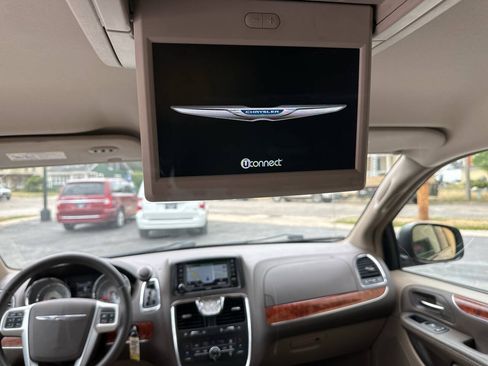 Used 2016 Chrysler Town & Country Touring FWD image 15