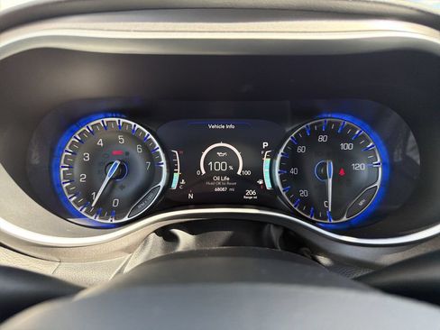 Used 2024 Chrysler Pacifica Touring-L FWD image 32