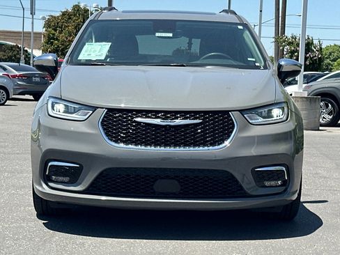 Certified 2023 Chrysler Pacifica Limited image 9