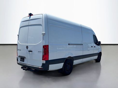 Used 2024 Mercedes-Benz Sprinter 2500 image 3