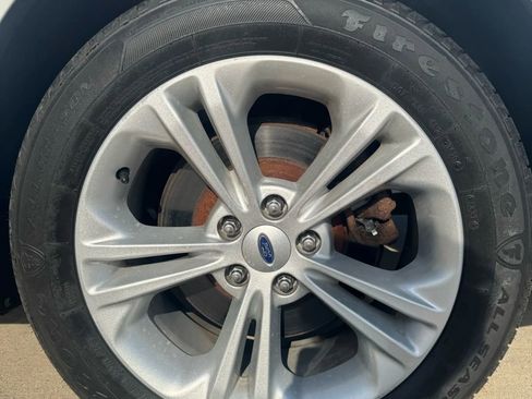 Used 2016 Ford Taurus SEL image 18