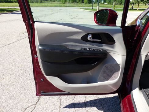 Used 2020 Chrysler Pacifica Limited FWD image 17