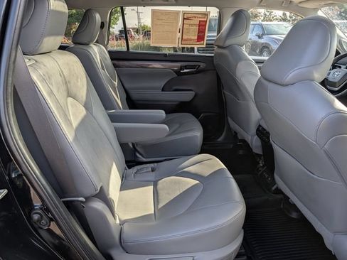 Used 2023 Toyota Highlander Platinum FWD image 32