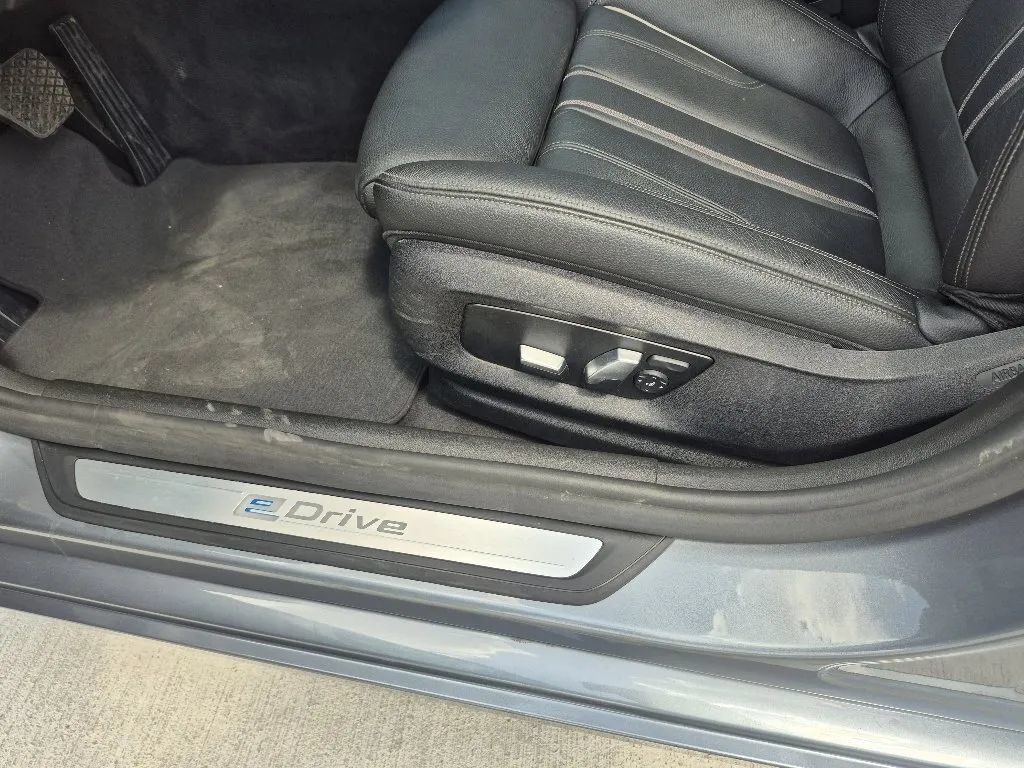 Used 2019 BMW 530e w/ Convenience Package RWD image 16