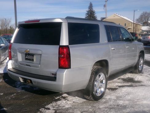 Used 2019 Chevrolet Suburban LT image 3