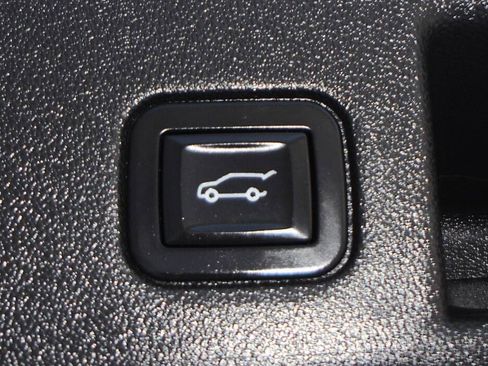 Used 2019 Chevrolet Equinox LT w/ Driver Convenience Package image 17