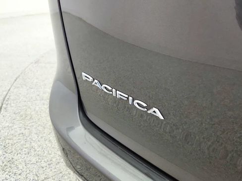Used 2017 Chrysler Pacifica Touring-L FWD image 37