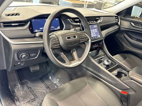 Used 2023 Jeep Grand Cherokee Laredo AWD/4WD image 5
