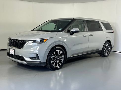 Used 2024 Kia Carnival EX FWD image 3