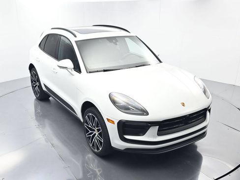Certified 2026 Porsche Macan AWD/4WD image 43