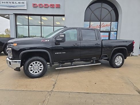 Used 2024 Chevrolet Silverado 2500 LT image 4