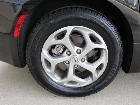 Used 2023 Chrysler Pacifica Limited FWD image 8