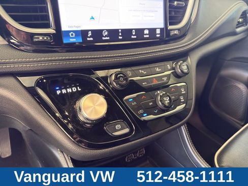 Used 2025 Chrysler Pacifica Limited FWD image 12