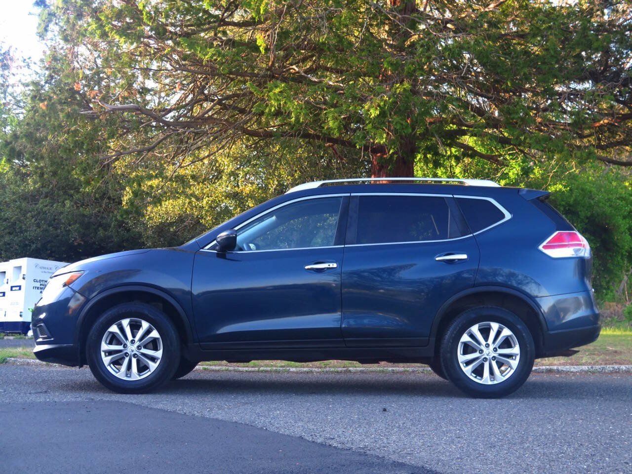 Used 2016 Nissan Rogue SV AWD/4WD image 2