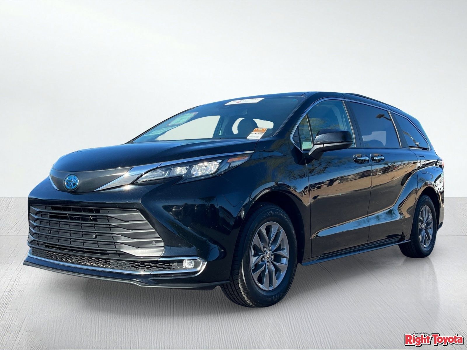 Certified 2024 Toyota Sienna XLE FWD image 2