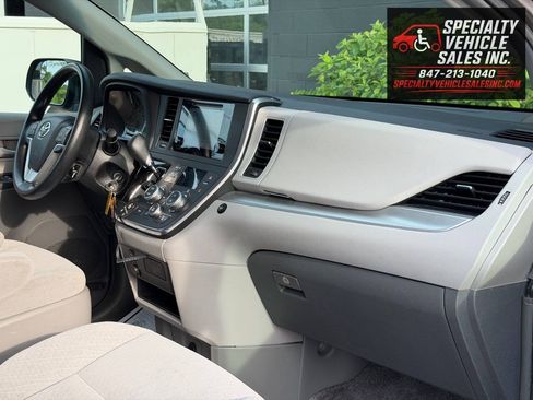 Used 2016 Toyota Sienna LE FWD image 29