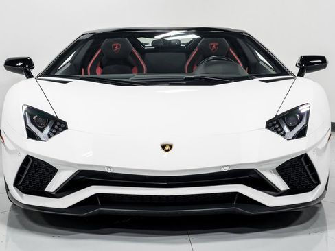 Used 2018 Lamborghini Aventador S image 8