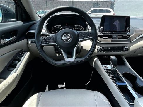 Used 2025 Nissan Altima 2.5 SV FWD image 8