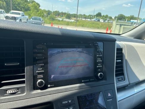 Used 2020 Toyota Sienna LE w/ Carpet Mat Package image 10