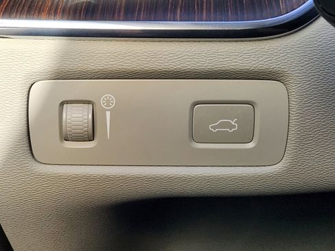 Used 2022 Volvo XC60 B5 Momentum image 11