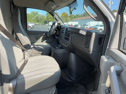Used 2022 Chevrolet Express 3500 CUTWAY w/ Power Convenience Package image 34