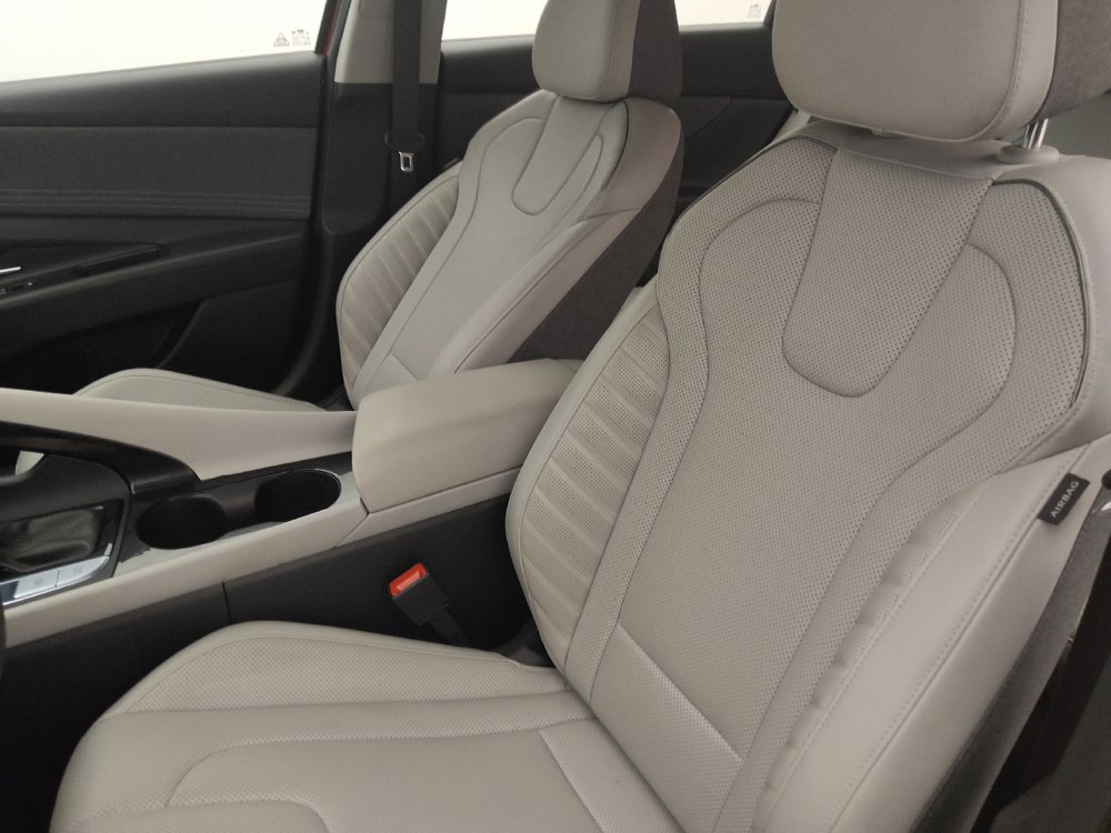 Used 2025 Hyundai Elantra Limited FWD image 17