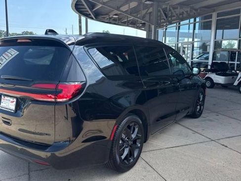 Used 2025 Chrysler Pacifica Limited w/ Uconnect Theater Family Group FWD image 4