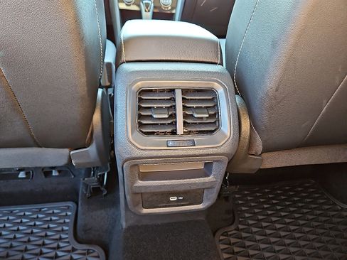 Certified 2023 Volkswagen Taos SE w/ Black Wheel Package image 8