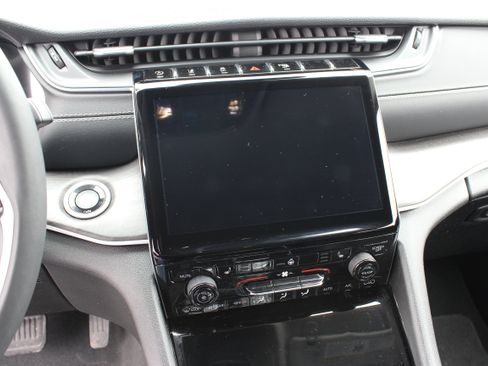 Used 2023 Jeep Grand Cherokee Limited image 18