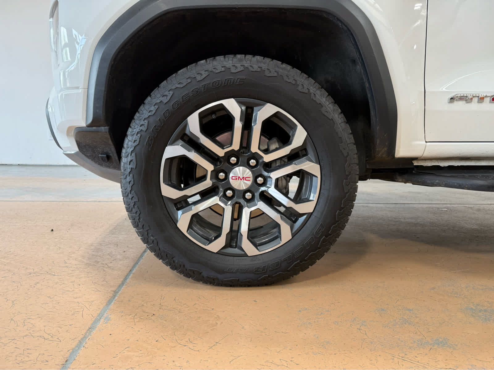 Used 2024 GMC Canyon AT4 w/ Technology Package AWD/4WD image 9