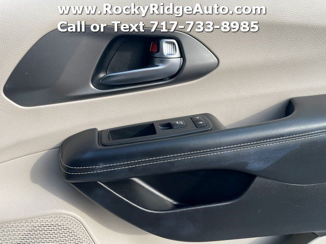 Used 2022 Chrysler Pacifica Touring-L FWD image 32