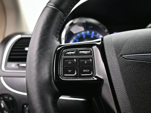 Used 2014 Chrysler Town & Country Touring-L FWD image 45